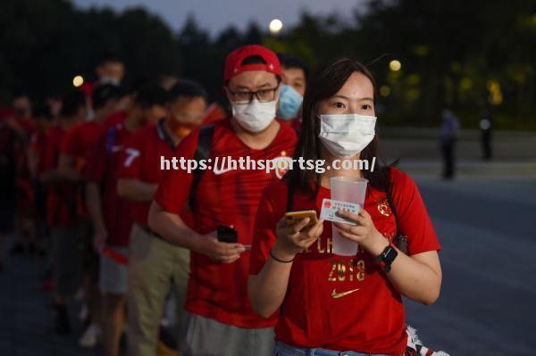 中超联赛新规定：球员每场比赛需穿口罩出场，赛前核酸检测必须阴性_